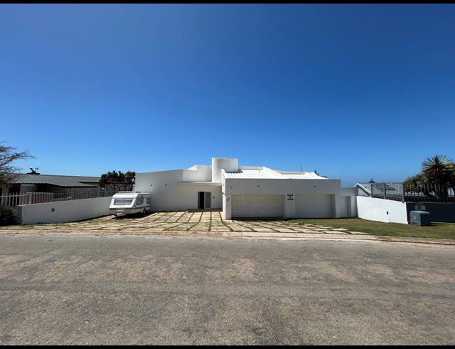 5 BEDROOM HOUSE FOR SALE IN JEFFREYS BAY CENTRAL